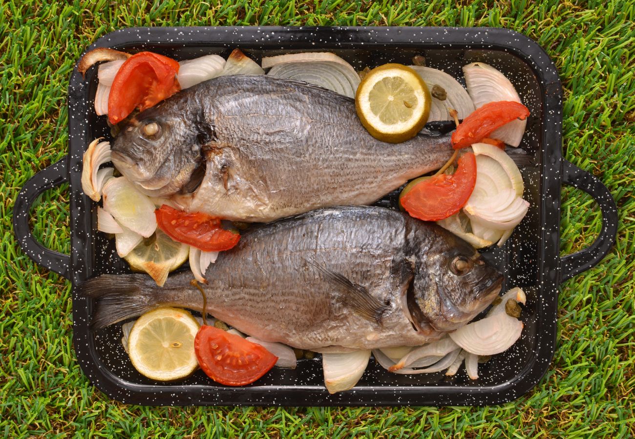 Orada al forn amb patates, la recepta de peix blanc que t’encantarà
